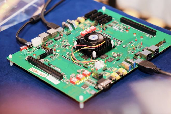 九游娱乐：2024RISC-V中国峰会奕斯伟计算AIPC芯片亮相适配多种操作系统(图3)