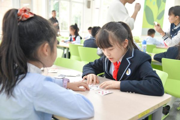 九游娱乐：巧过“华容道”、智解“九连环”这所学校很会“玩”(图1)
