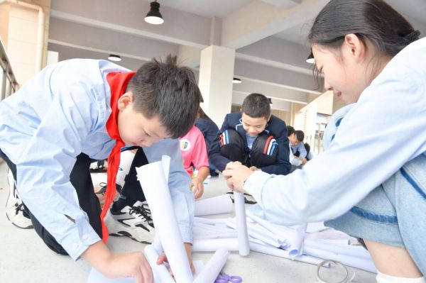 九游娱乐：巧过“华容道”、智解“九连环”这所学校很会“玩”(图2)