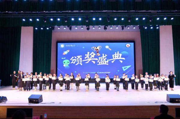 九游娱乐：巧过“华容道”、智解“九连环”这所学校很会“玩”(图3)