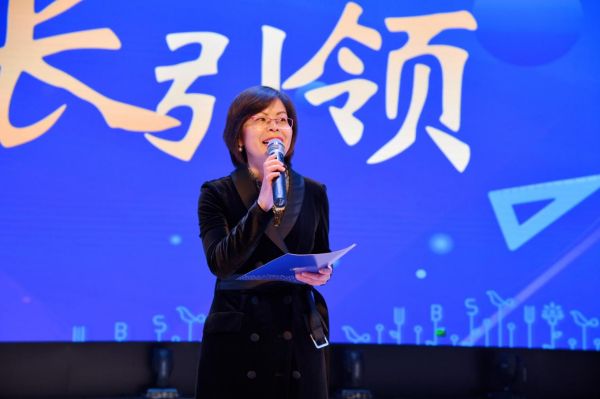 九游娱乐：巧过“华容道”、智解“九连环”这所学校很会“玩”(图4)