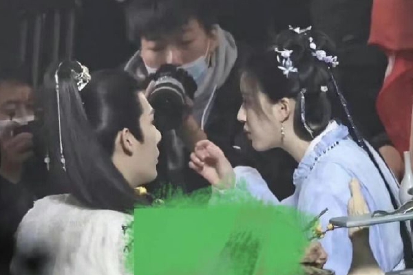 女主播掰开尿口给粉丝看