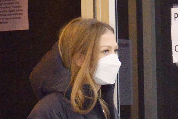 女主播掰开尿口给粉丝看(图3)